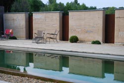 Jardins du Redounel dans l'Hérault - Bassin de baignade biologique dans jardin contemporain